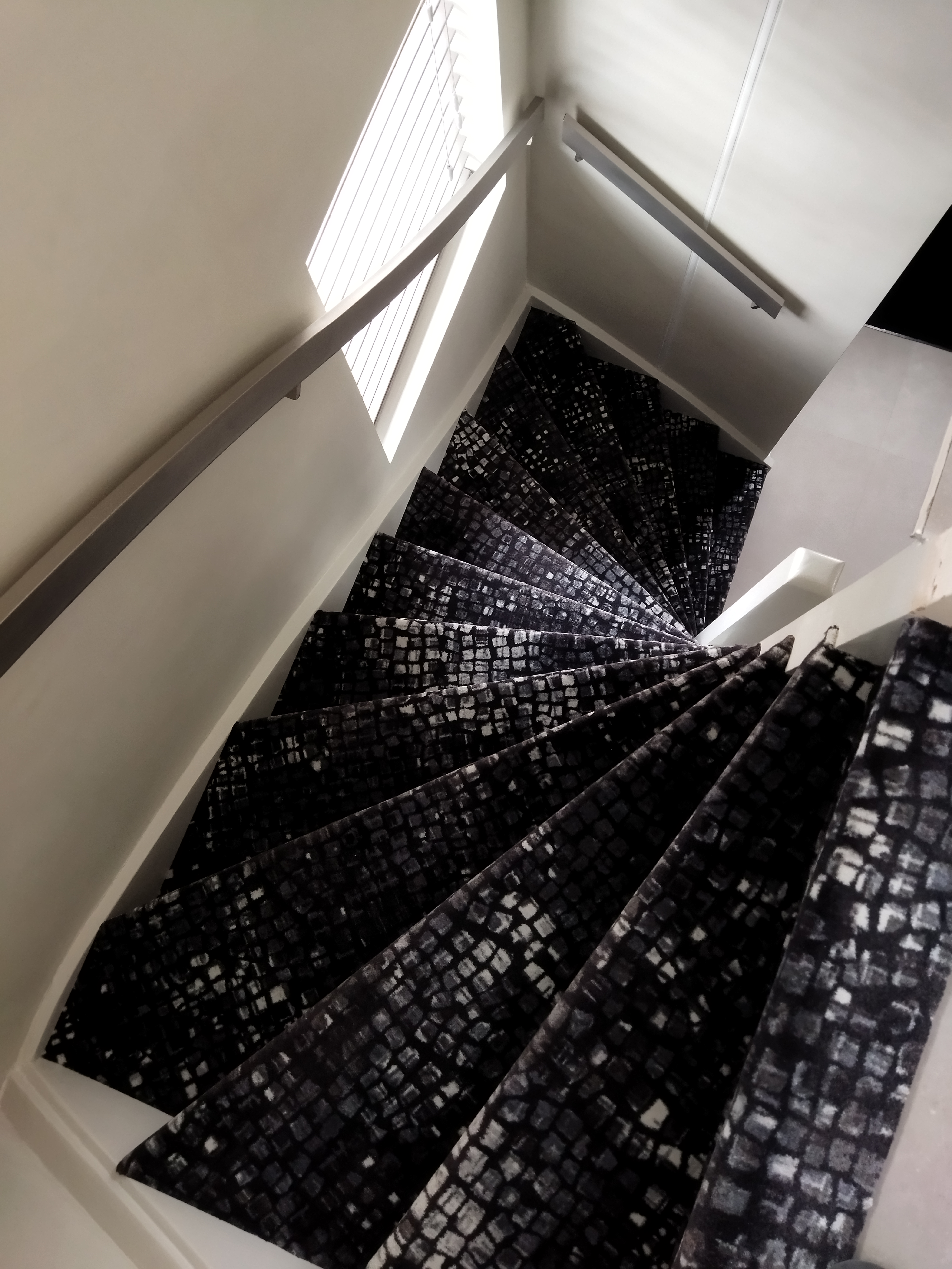 schaak hoofdstuk Additief Bekijk trapbekleding met tapijt, vinyl, PVC, marmoleum of traploper in onze  showroom